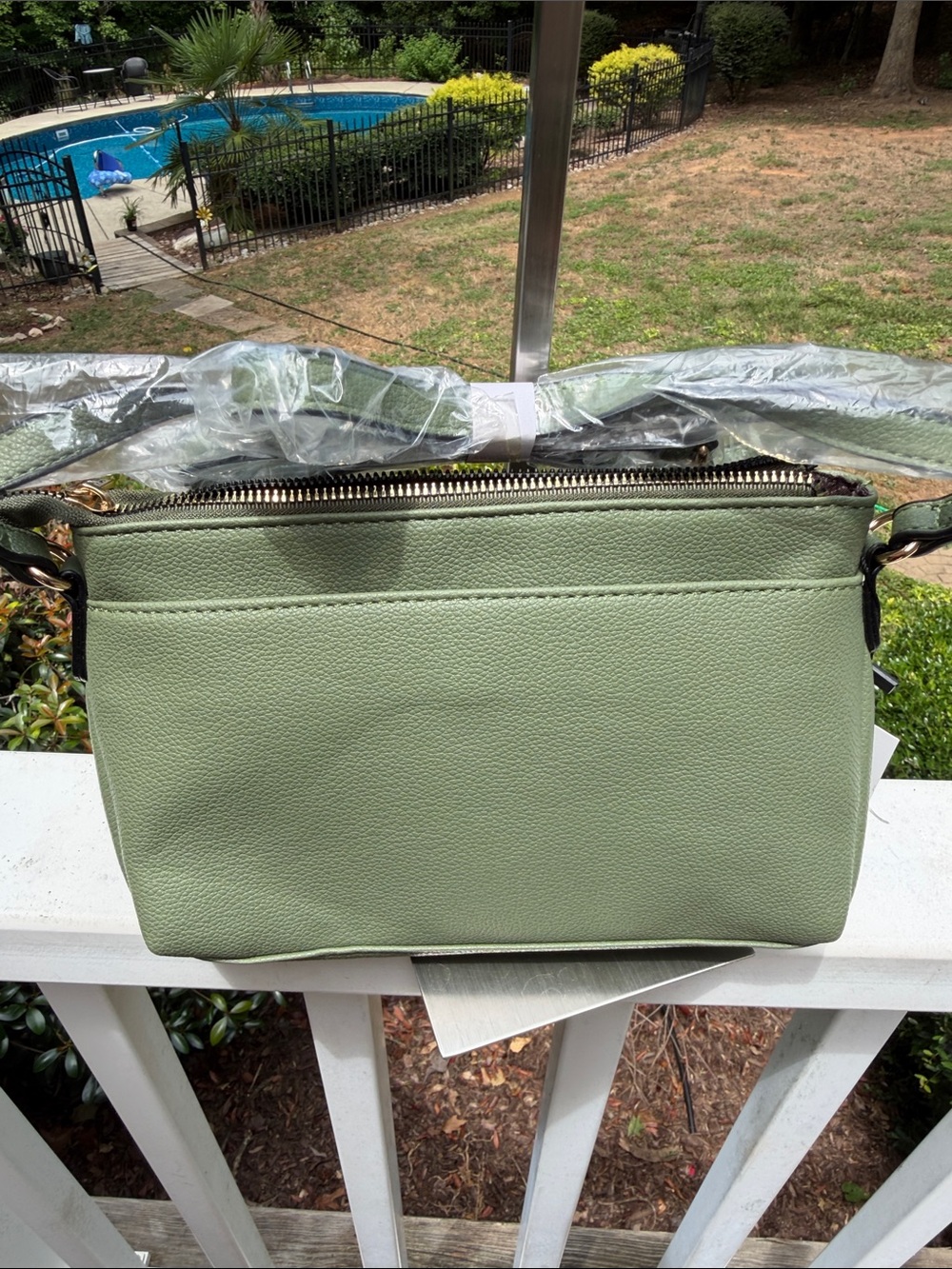 London Fog Bella Pebble Leather Crossbody Bag
Olive NWT - Picture 15 of 15